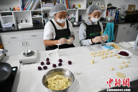 为了研究这6款月饼的配方，指导老师刘莉带领她的“青杏学社”团队用了半年时间进行运作。 每一款月饼的配方都经过了上千次的实验，每一款月饼的工序都花费大量时间去检验、去调整。据刘莉老师介绍，制作一块月饼前后需要十几道工序，每道工序背后都蕴含着精确的实验数据。　张瑶 摄